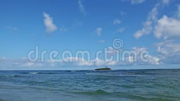 蓝色海面上白云绵绵带着海浪和沙滩视频的预览图