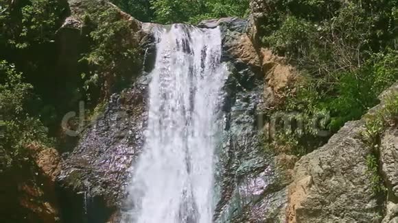 大石头环绕的高山瀑布的特写全景视频的预览图
