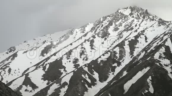 冬天在山峰上视频的预览图