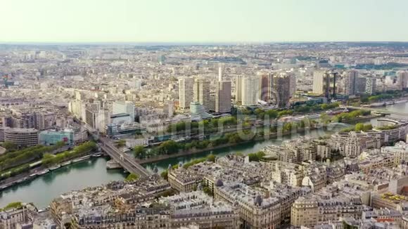 法国巴黎2019年5月无人驾驶飞机俯瞰巴黎市中心城市的历史部分有风景视频的预览图