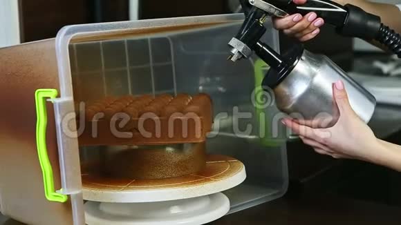 甜点盖上液体巧克力原味奶油慕斯蛋糕视频的预览图