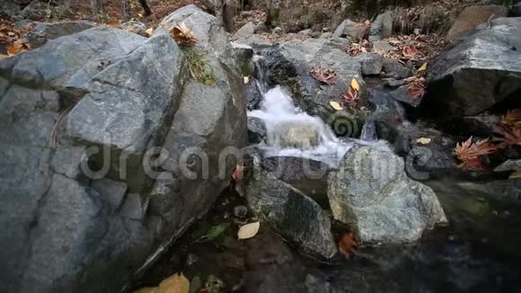 在石头中间的一条山河瀑布视频的预览图