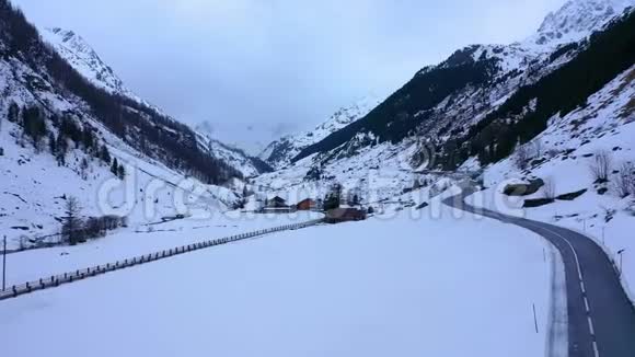 在瑞士阿尔卑斯山的雪山上空飞行在冬天白天视频的预览图