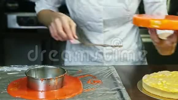 甜点在杏仁夹层上放置圆形橙色釉面芝士蛋糕视频的预览图
