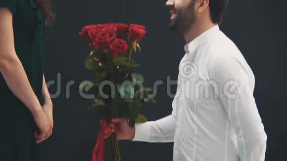 英俊的男人单膝站立手里拿着戒指和玫瑰向他的女人求婚她说不很不幸视频的预览图