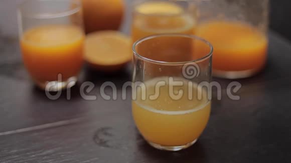 用橙汁把冰块倒入杯中慢动作视频的预览图