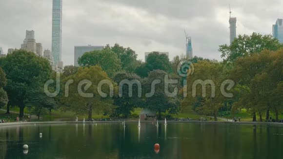纽约中央公园的音乐学院池塘视频的预览图