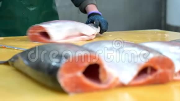 鱼片厂切片鲑鱼红视频的预览图