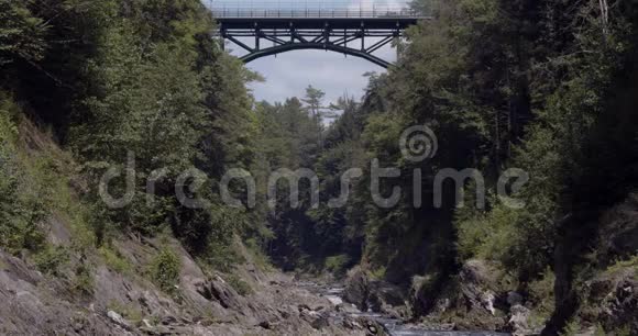一座桥右向左行驶在峡谷中流淌的河流上视频的预览图