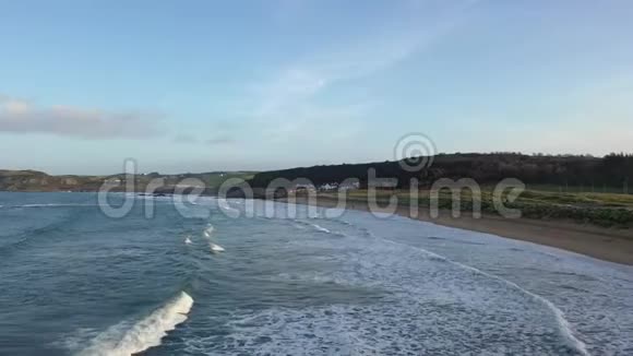 爱尔兰唐加尔的库尔达夫海滩鸟瞰图视频的预览图