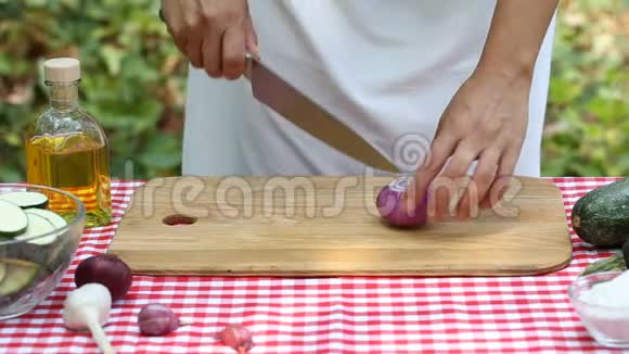 女厨师在木板上切红洋葱视频的预览图