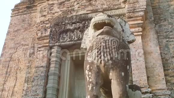 吴哥窟的狮子雕像视频的预览图