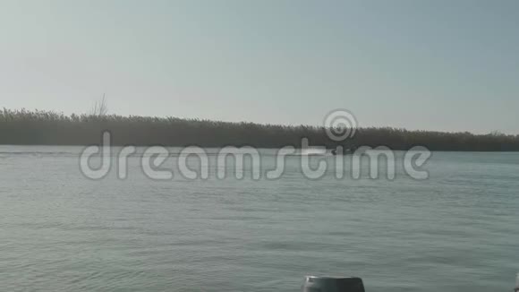 德雷兹河边摩托艇经过的景色背光视频的预览图