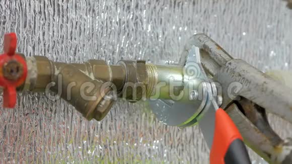 男性手检查堵塞的水管修理水管漏水视频的预览图