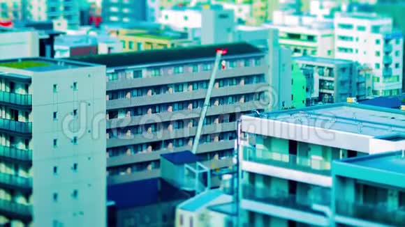 东京建筑顶部移动起重机倾斜倾斜倾斜的时间推移视频的预览图