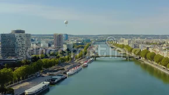 巴黎法国五月2019年航空无人机观历史城市中心的河岸塞纳河视频的预览图