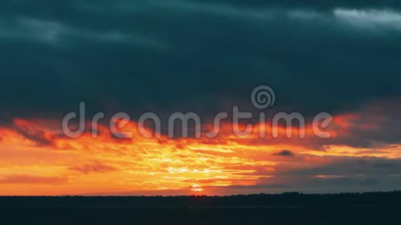 日落时的草甸田自然明亮的戏剧性天空色彩以上的乡村景观农业景观视频的预览图