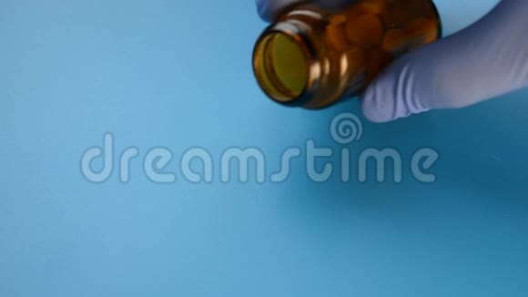 一瓶喷入蓝色背景的药丸视频的预览图