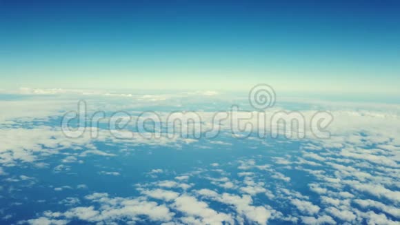 在38000英尺高空拍摄地球曲率的广角镜头视频的预览图