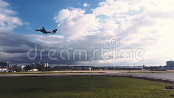 在机场跑道滑行时乘坐的小型飞机视频的预览图
