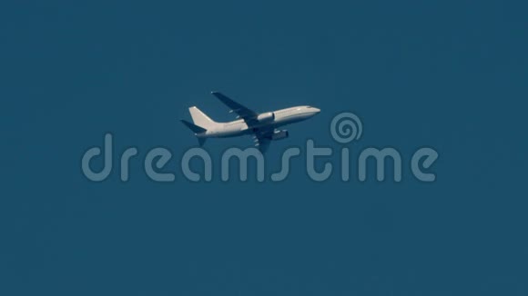 巨无霸的喷气式飞机飞过一片蓝天视频的预览图