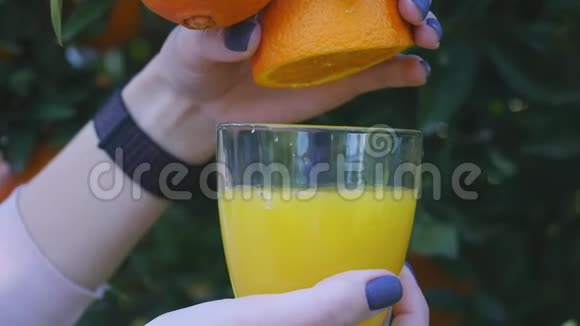 女手捏橙汁视频的预览图