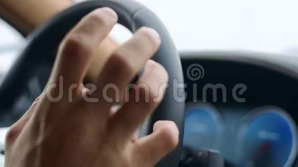 男性手敲方向盘手指把手指放在方向盘上视频的预览图