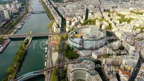巴黎法国五月2019年航空无人机观摩登建筑区在塞纳河畔的市中心视频的预览图