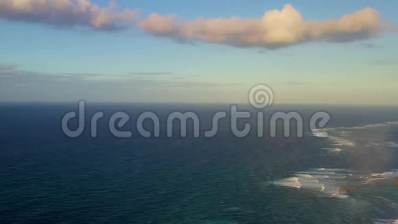 日落时拍摄海景和海岸景观视频的预览图