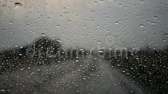 雨滴在汽车挡风玻璃上街上大雨晚上搬家车天气条件危险视频的预览图