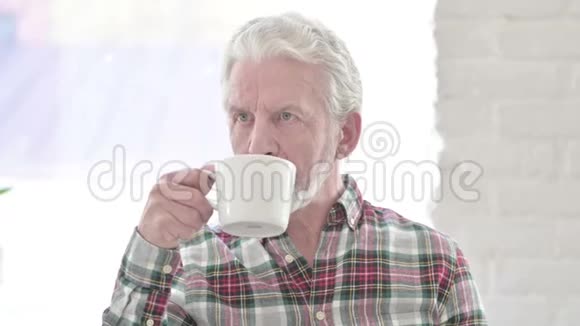休闲老人喝咖啡的肖像视频的预览图