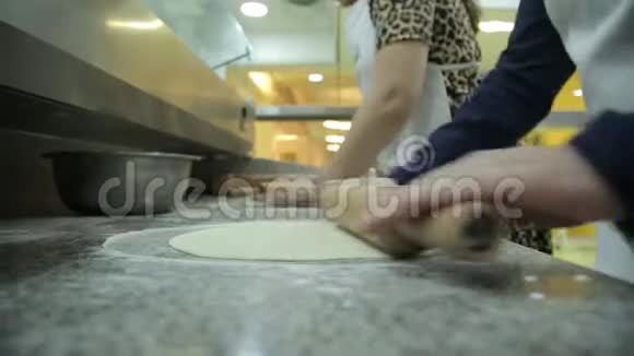 两个女人在厨房里擀面包做饼干视频的预览图