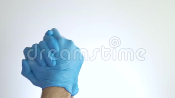 带着蓝手套的医用双手紧握着力量和欣赏的象征视频的预览图