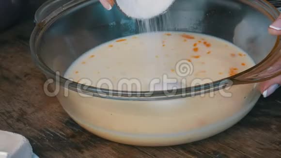 一杯糖倒入牛奶中以备将来生面甜蜜的家庭烘焙视频的预览图