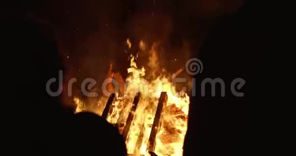 男人和女人看着篝火燃烧的剪影视频的预览图