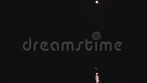 夜晚水上圆月和月光的景色月光在河面上的反射视频的预览图