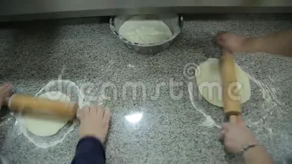 两个女人在厨房里擀面团视频的预览图