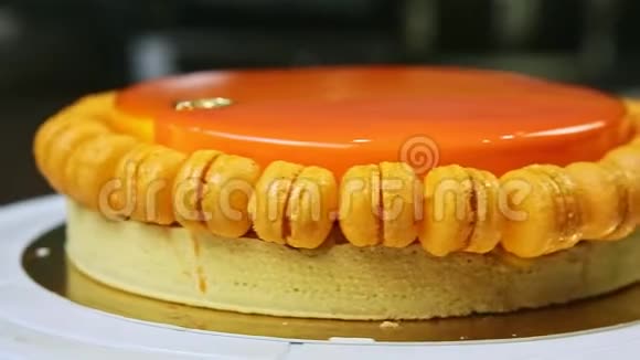 带迷你马卡龙的橙色釉面芝士蛋糕视频的预览图