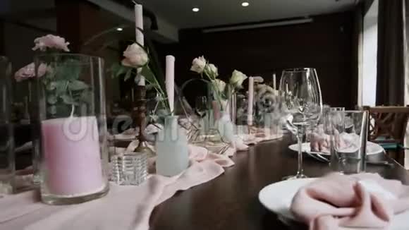 婚礼生日会装饰椅子桌子和鲜花视频的预览图