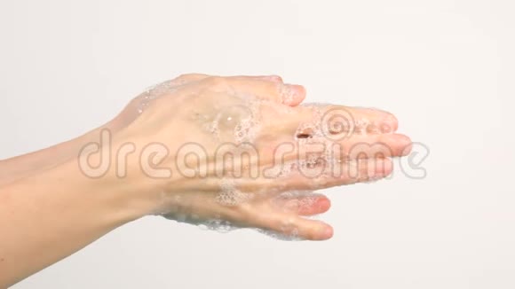 白人女性在白色背景下洗手视频的预览图