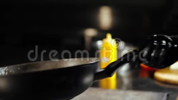 厨师在商业厨房用锅煮面条视频的预览图