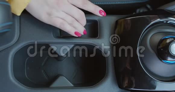 手指按下停车场系统的按钮近距离拍摄现代汽车的内饰细节停车制动视频的预览图