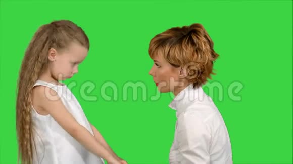 母亲和女儿在绿色屏幕上讲话ChromaKey视频的预览图