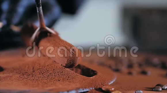 厨师的特写镜头是制作巧克力甜点视频的预览图