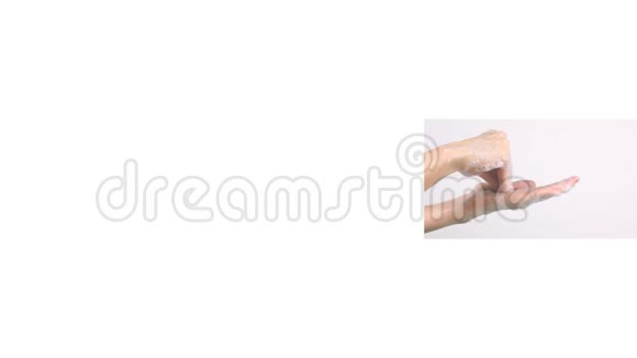 白人女性在白色背景下洗手视频系列视频的预览图