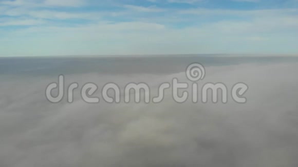 在云层上空飞行凌晨无人机拍摄的视频城市上空的烟雾透过云层看教堂穹顶实际视频的预览图