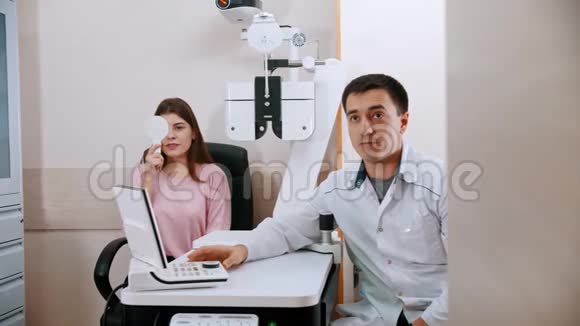 眼科治疗年轻女性检查视力一位医生坐在她身边视频的预览图