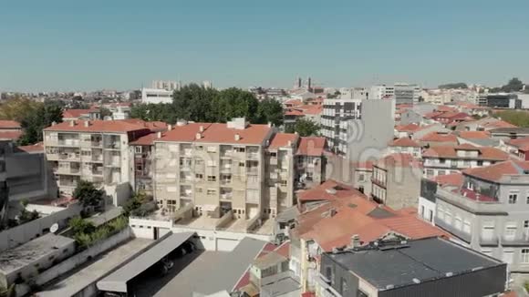 4k无人机航空PAN横跨整个波尔图天际线和城市景观拍摄城市屋顶的超宽镜头视频的预览图