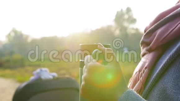 秋天年轻的母亲在公园里散步喝一杯热虫的饮料生育观念近距离射击视频的预览图