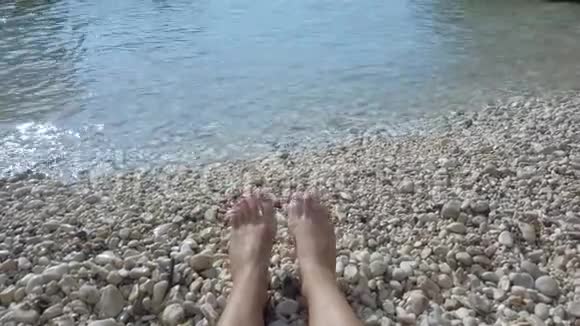 女人在岸上做有趣的腿手指视频的预览图